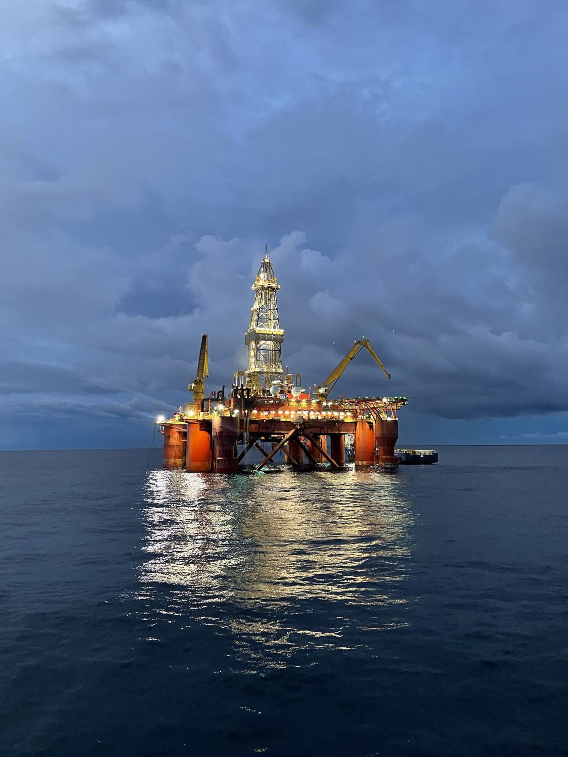 Sonda de perfuração semissubmersível ao entardecer