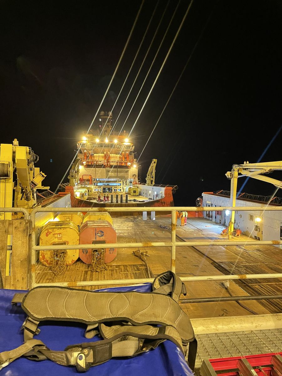 Pont d'un navire offshore de nuit