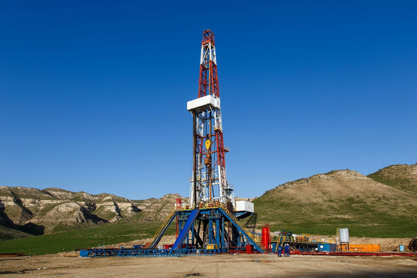 Land drilling rig on location
